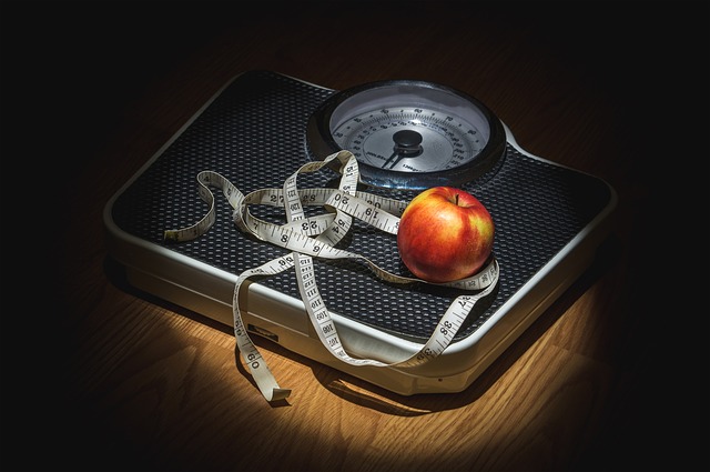 metr a jablko na váze