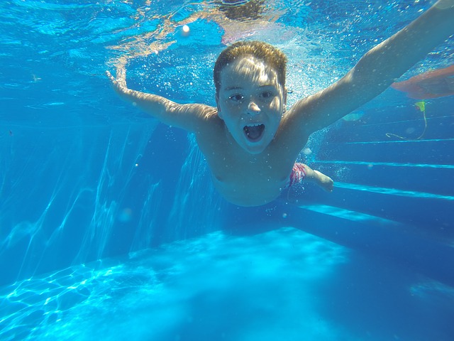 potápějící se dítě
