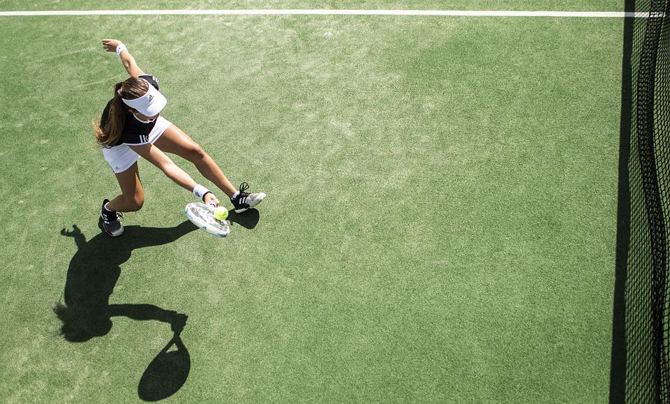 Občas hraji taky tenis.